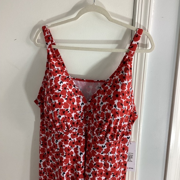 NWT PERONA WOMAN PLUS 24W FLORAL RED SWIMDRESS ONE PIECE SWIMSUIT FLATTERING - Picture 2 of 10
